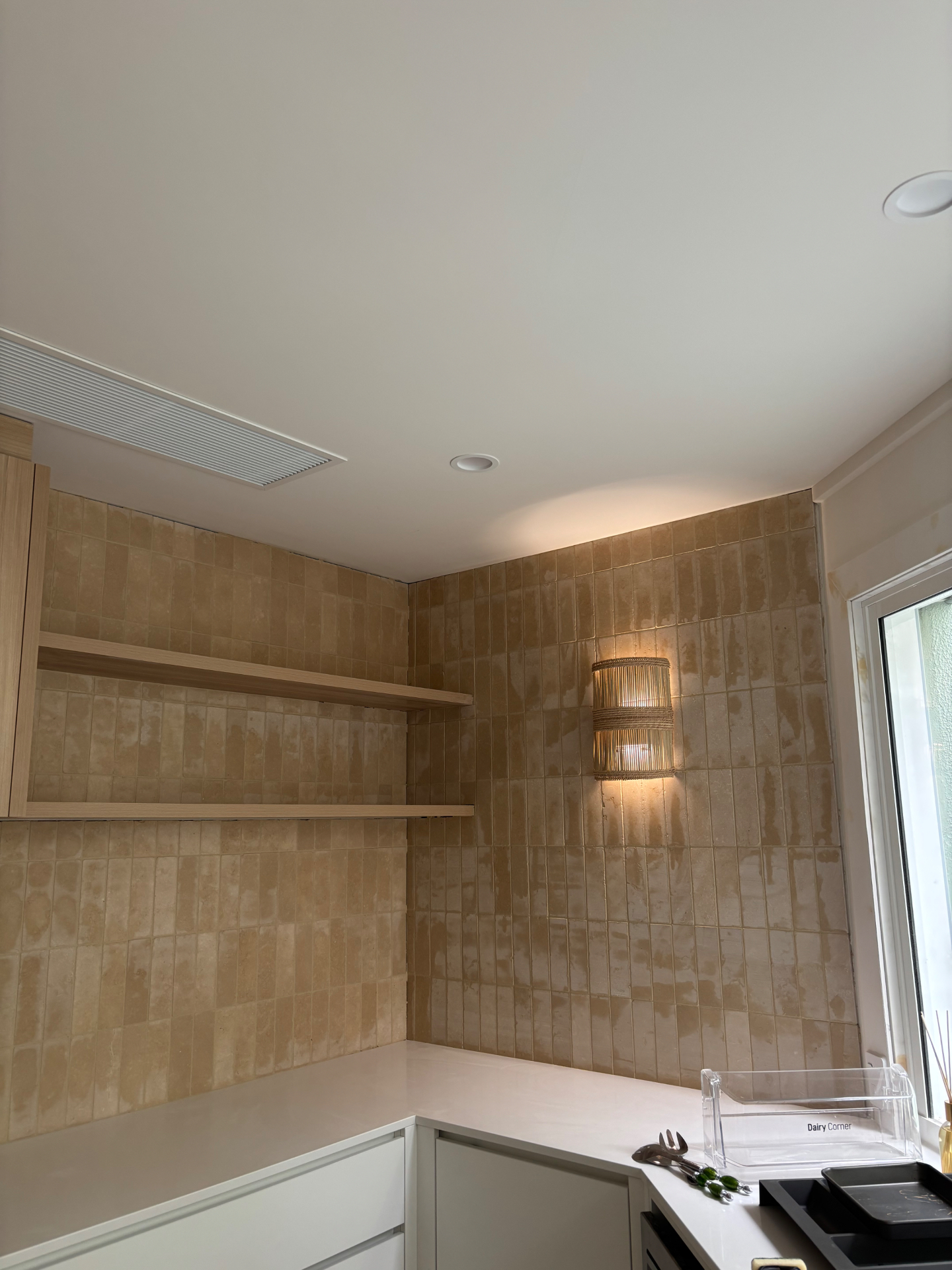 Freestanding bath with feature wall