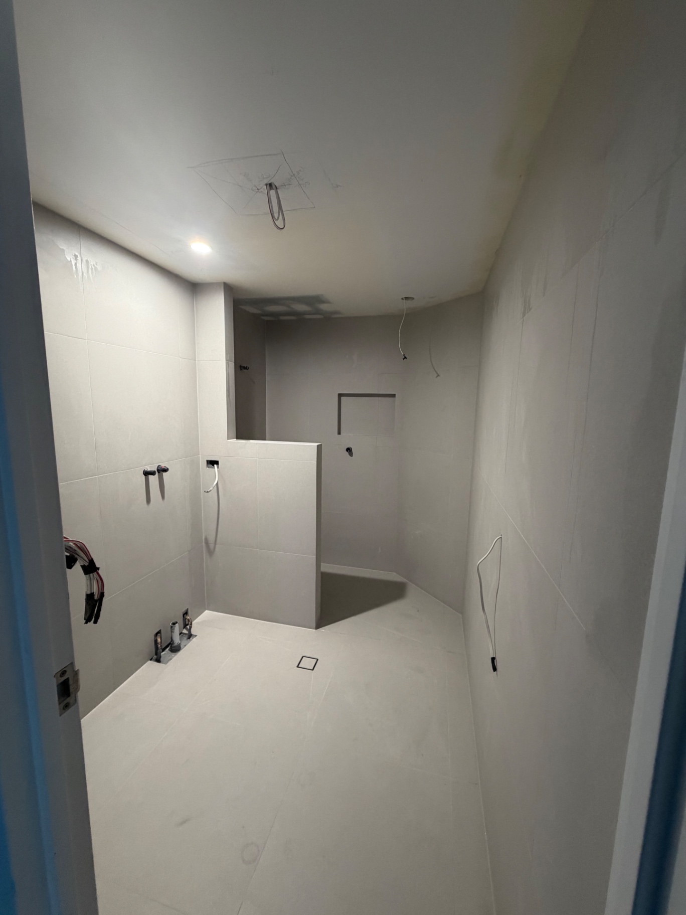 Large-format ensuite — Noosa Heads