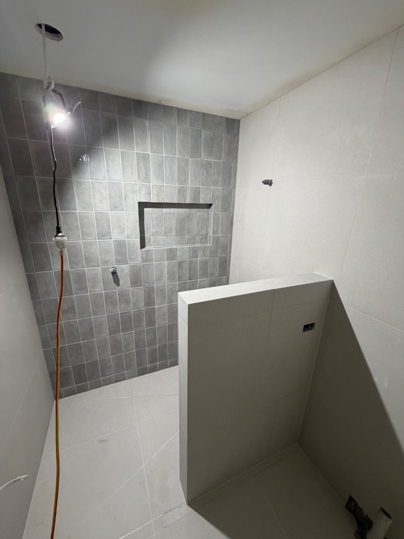 Stack-bond feature bathroom — Noosa Heads