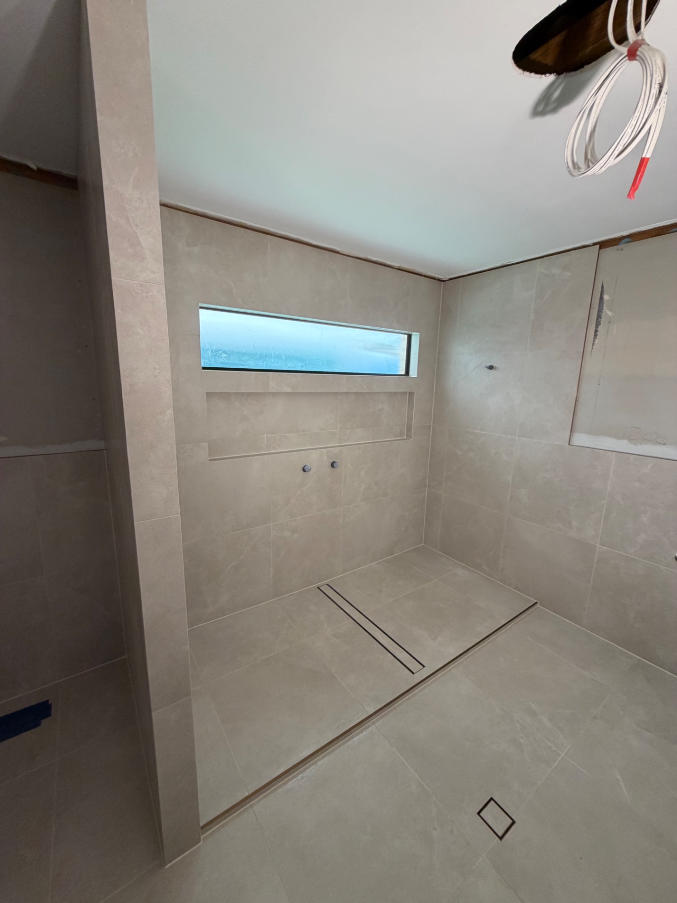 WALK-IN SHOWER WITH 600X600 PORCELAIN