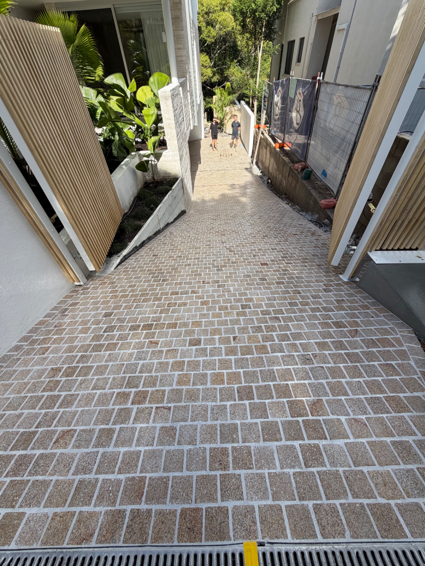 GRANITE COBBLE STONE DRIVWAY